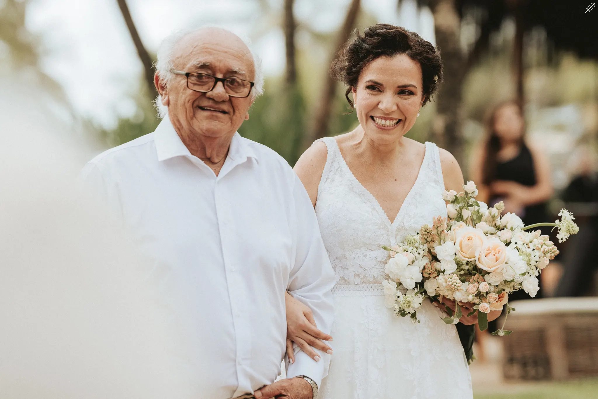 Noiva entrando com o pai, sorrindo