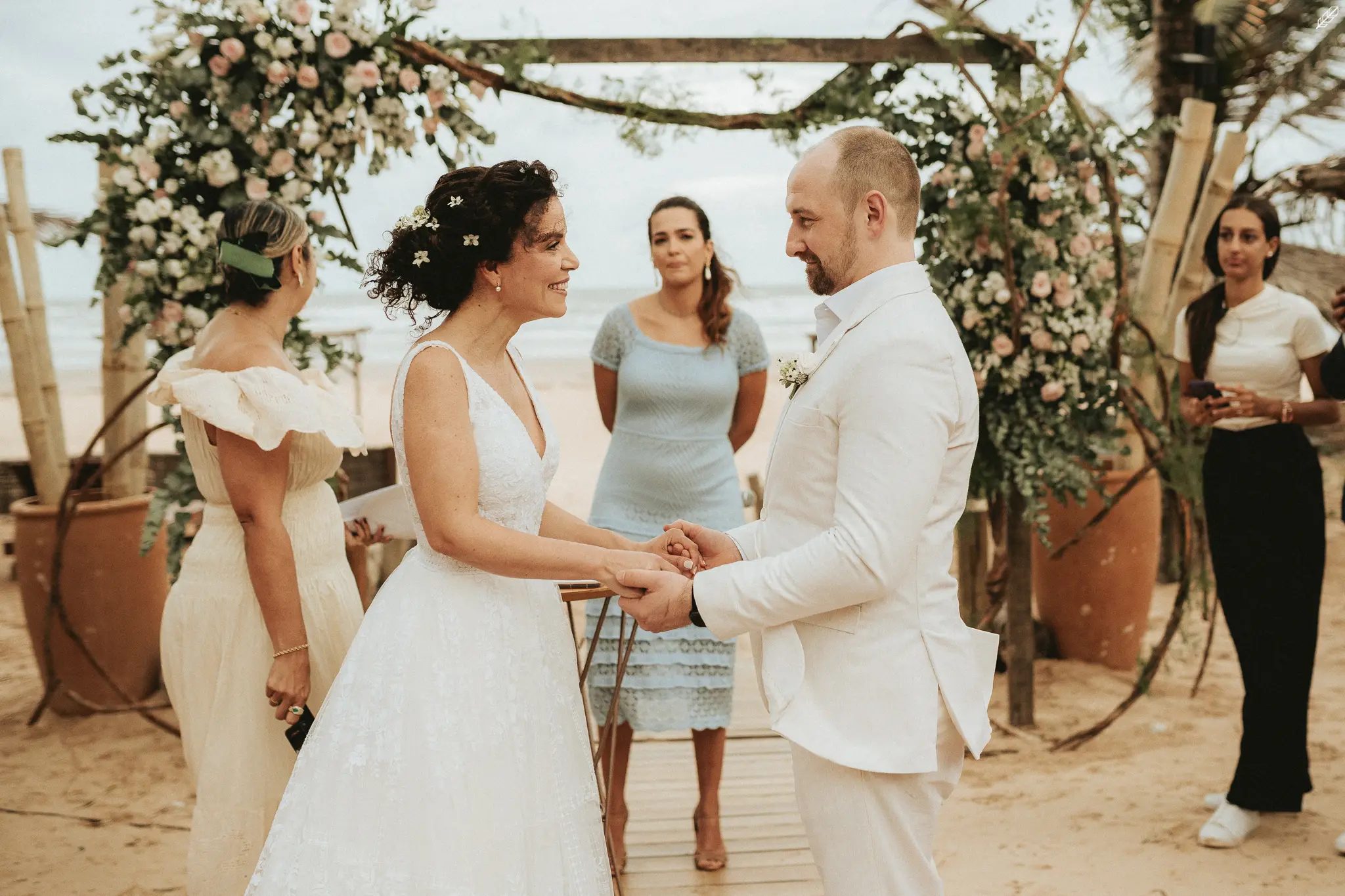 Casal de mãos dadas durante os votos