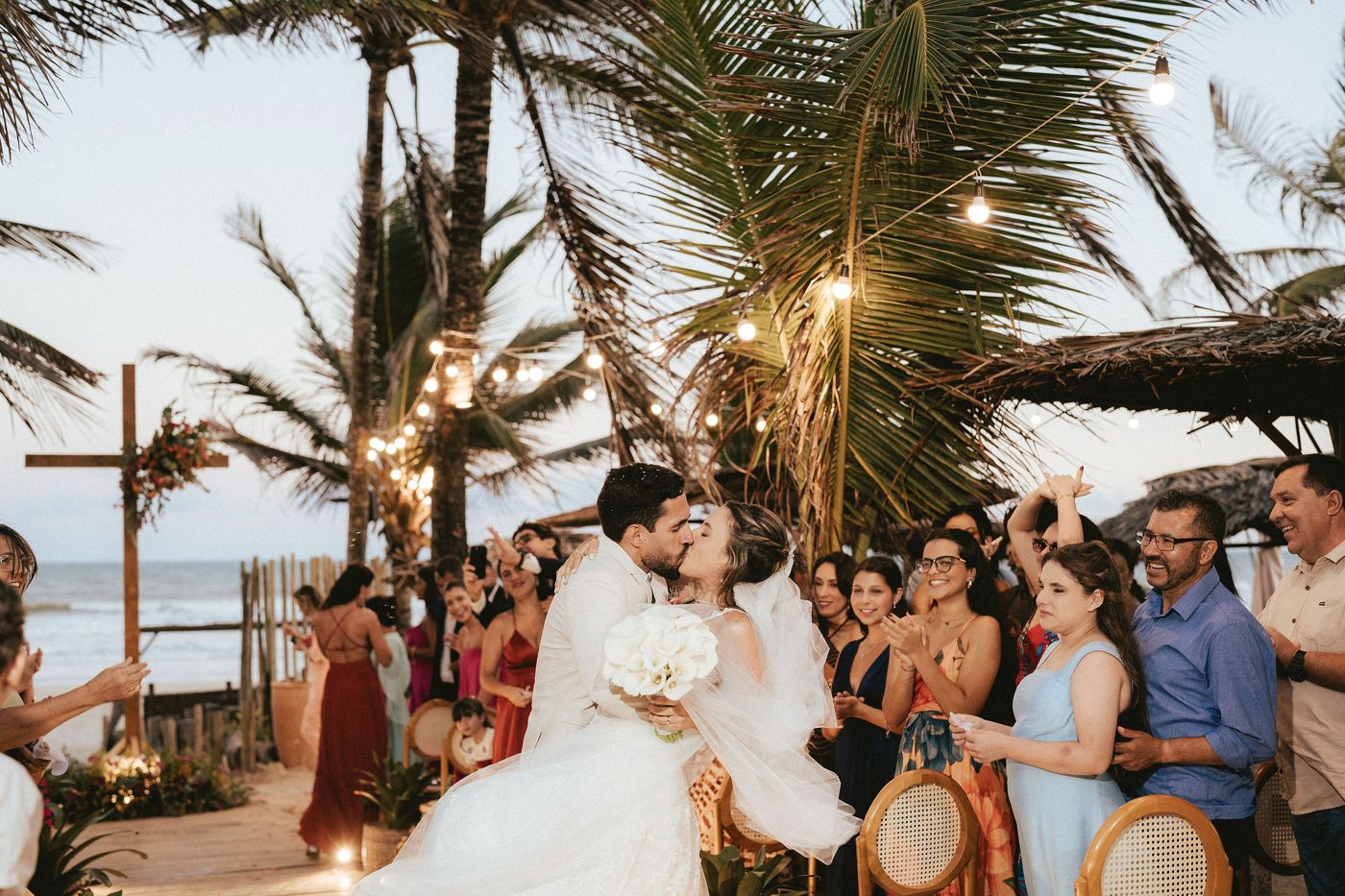 Momento de casamento na praia assessorado pela Ellen Regina