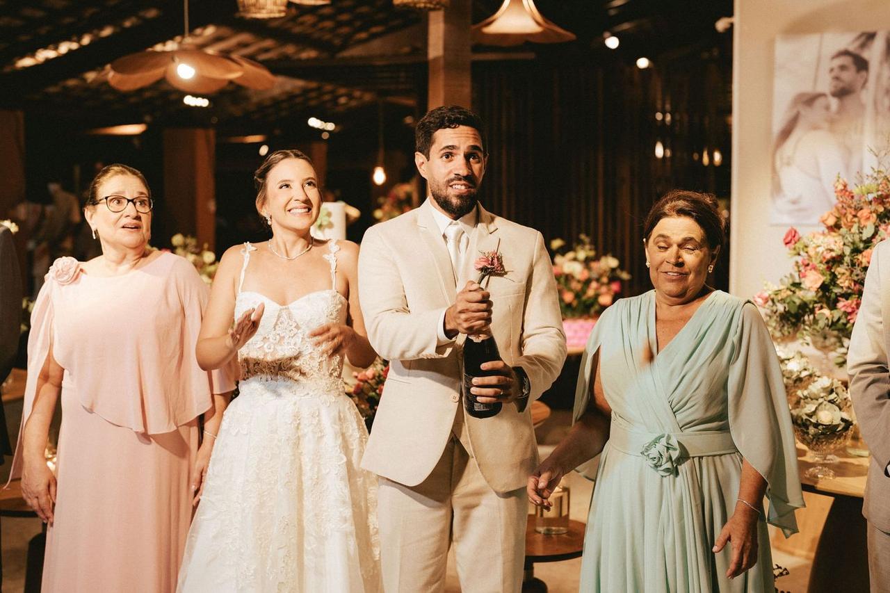 Momento de casamento na praia assessorado pela Ellen Regina