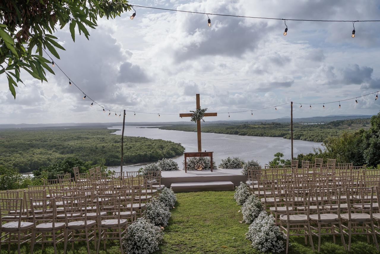 Altar com cruz de madeira e vista para o rio