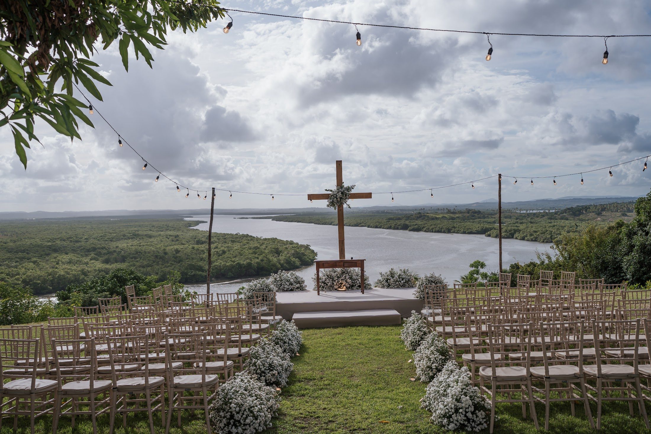 Altar com cruz de madeira e vista para o rio