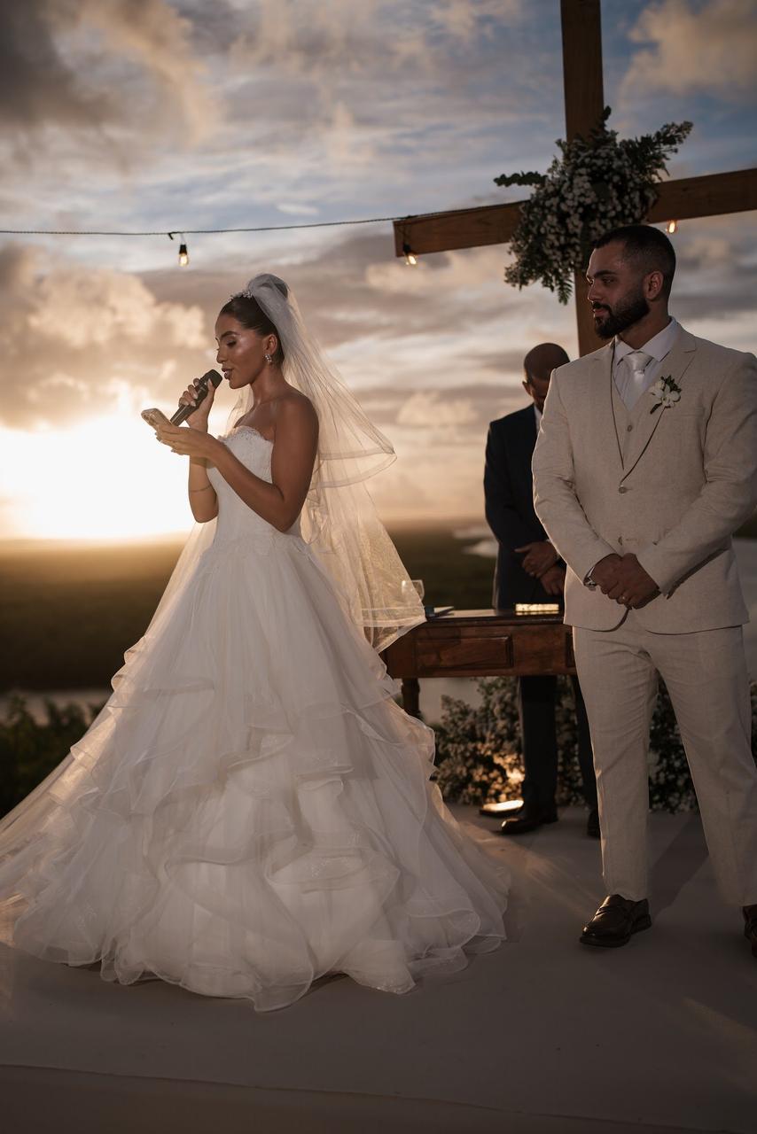Noiva fazendo seus votos ao pôr do sol