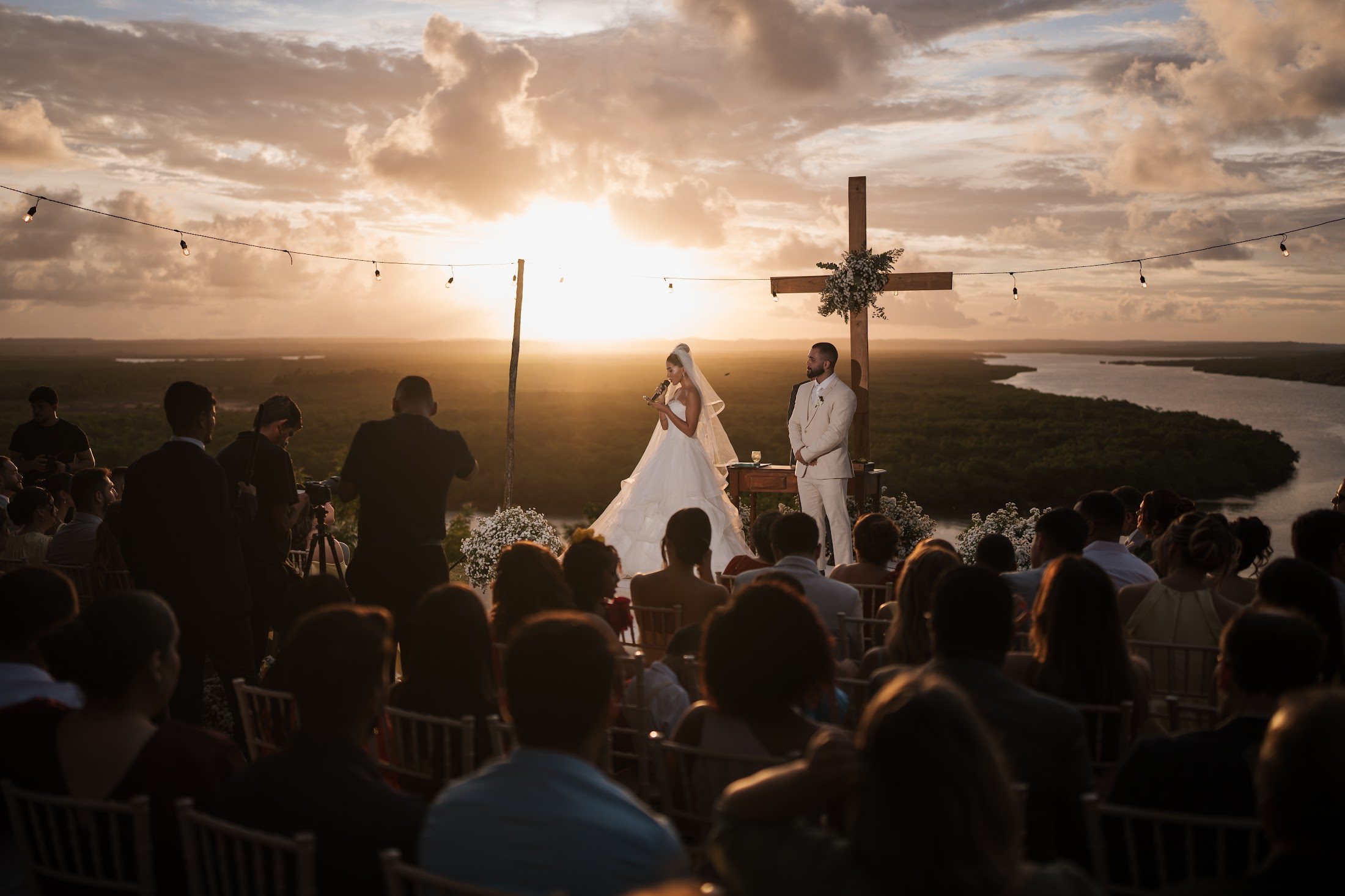 Cerimônia de casamento ao pôr do sol