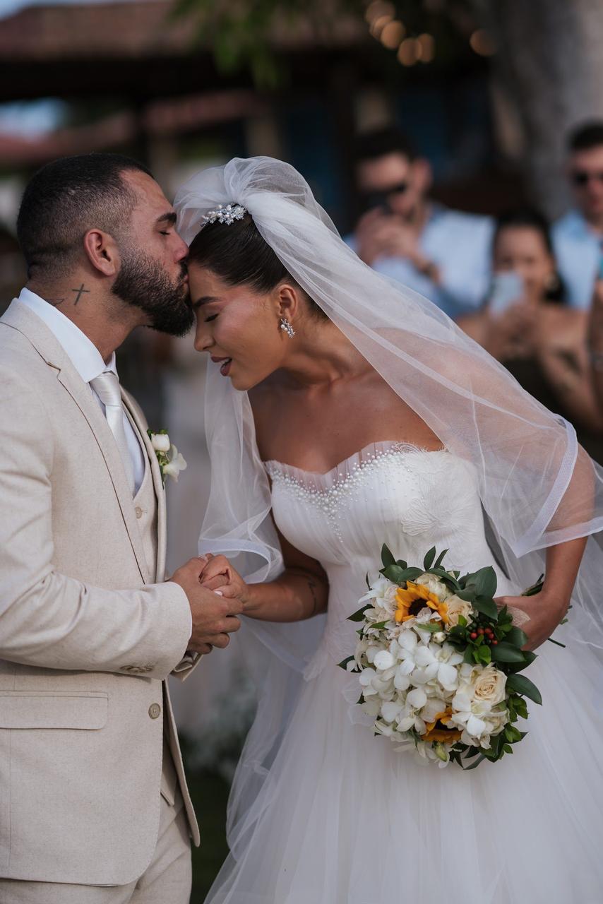 Beijo de Gabi e Caio sob o véu