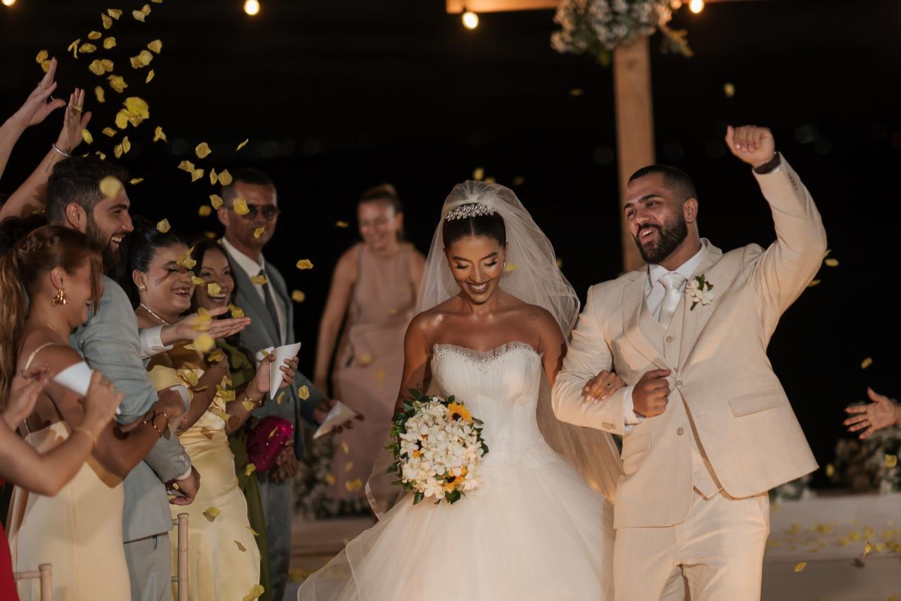 Gabi e Caio celebrando após a cerimônia