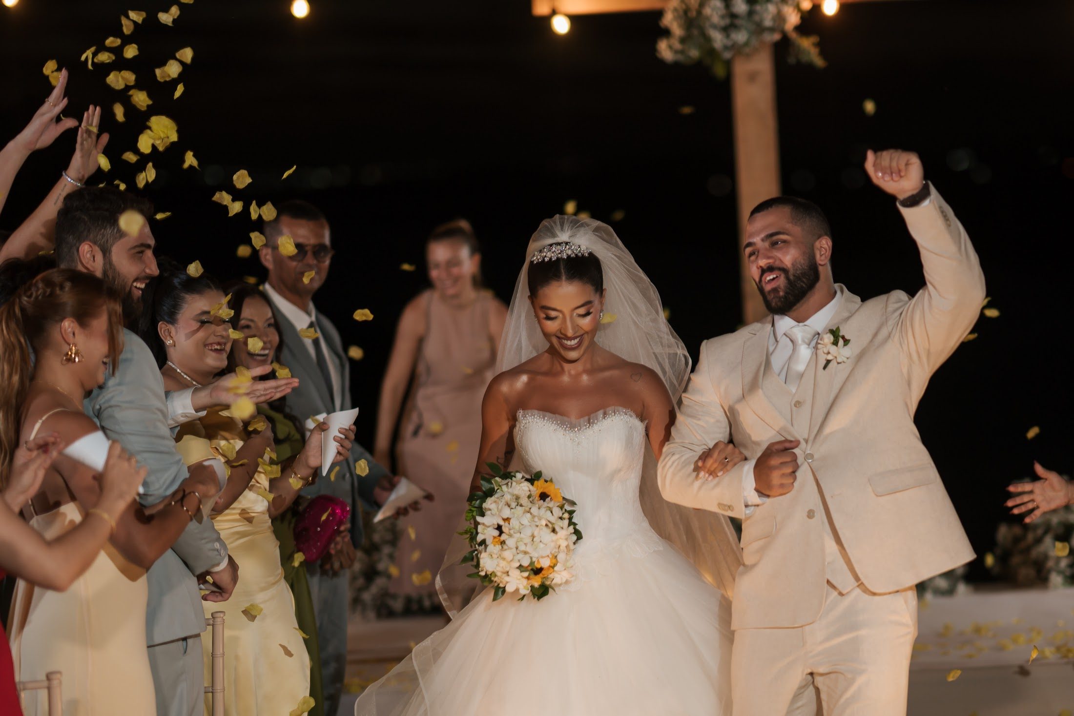 Gabi e Caio celebrando após a cerimônia