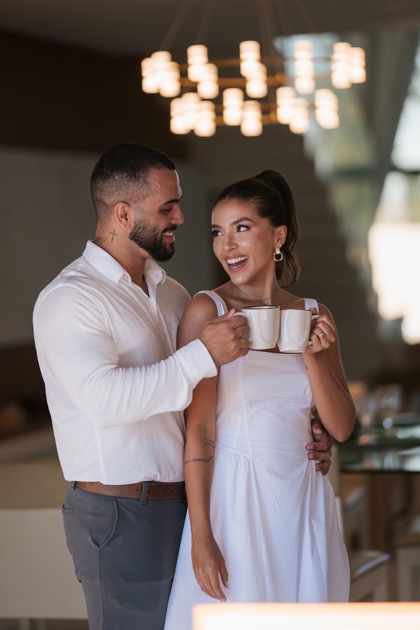 Gabi e Caio tomando café juntos no ensaio