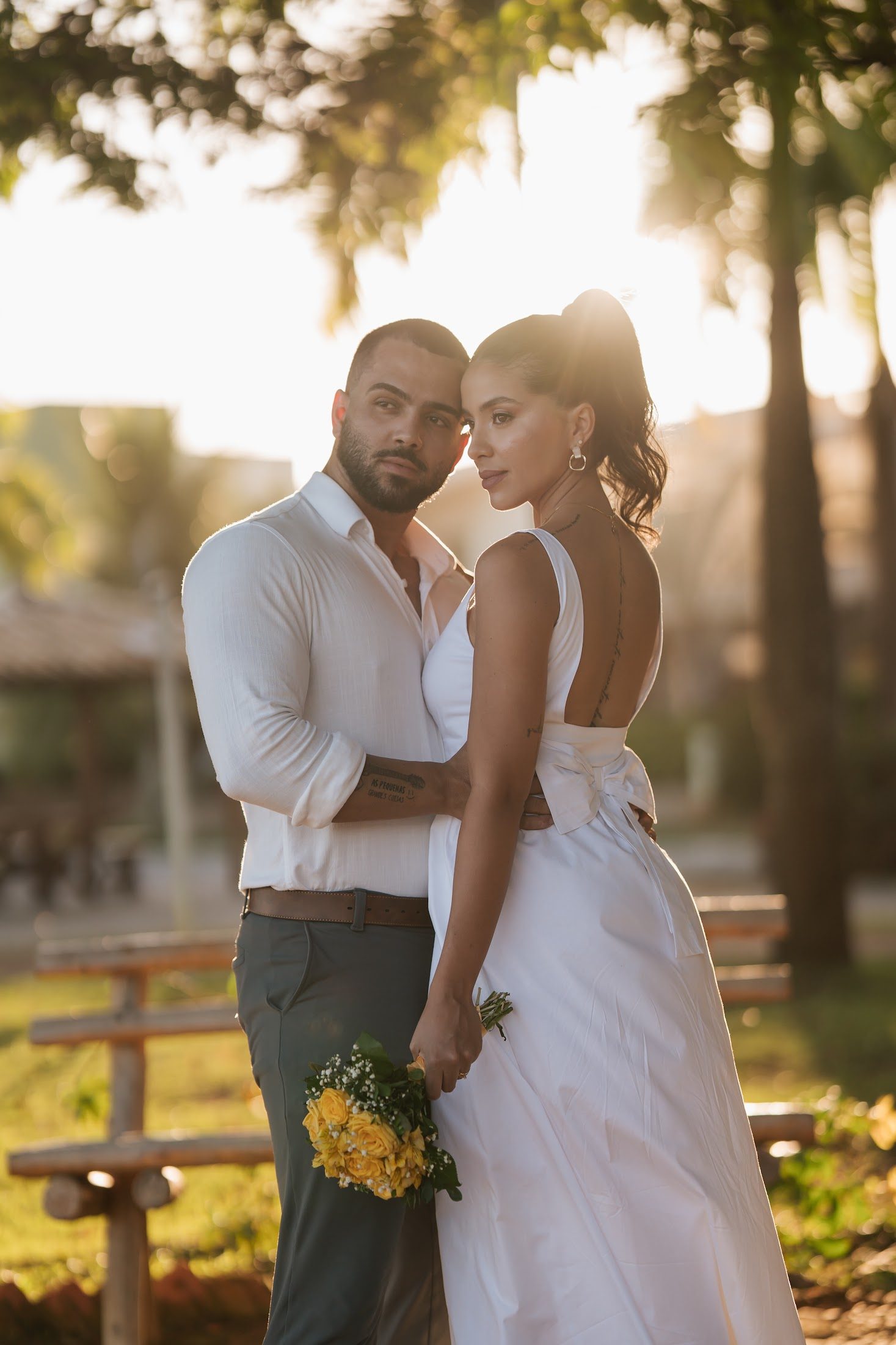 Gabi e Caio no pôr do sol durante o ensaio