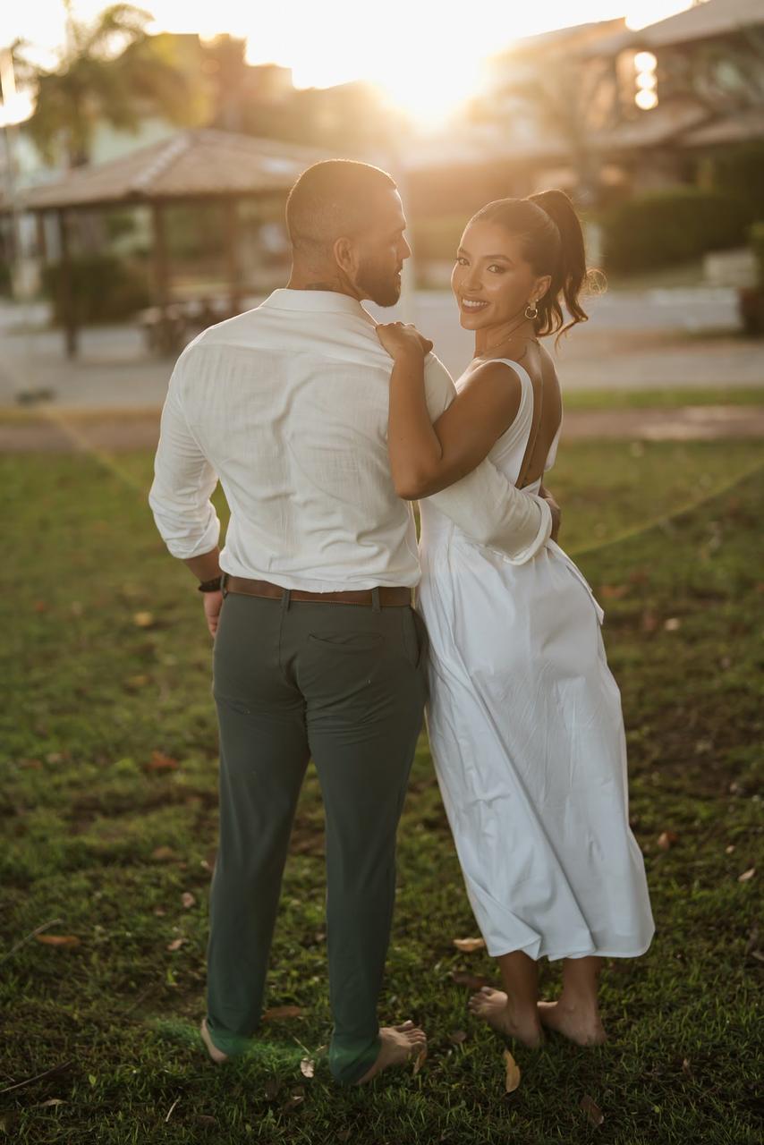 Gabi e Caio de costas na luz dourada do entardecer