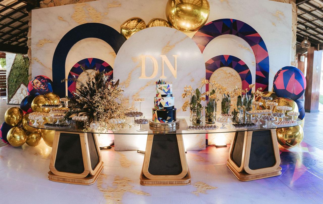 Entrada de festa de aniversário com arco e balões dourados