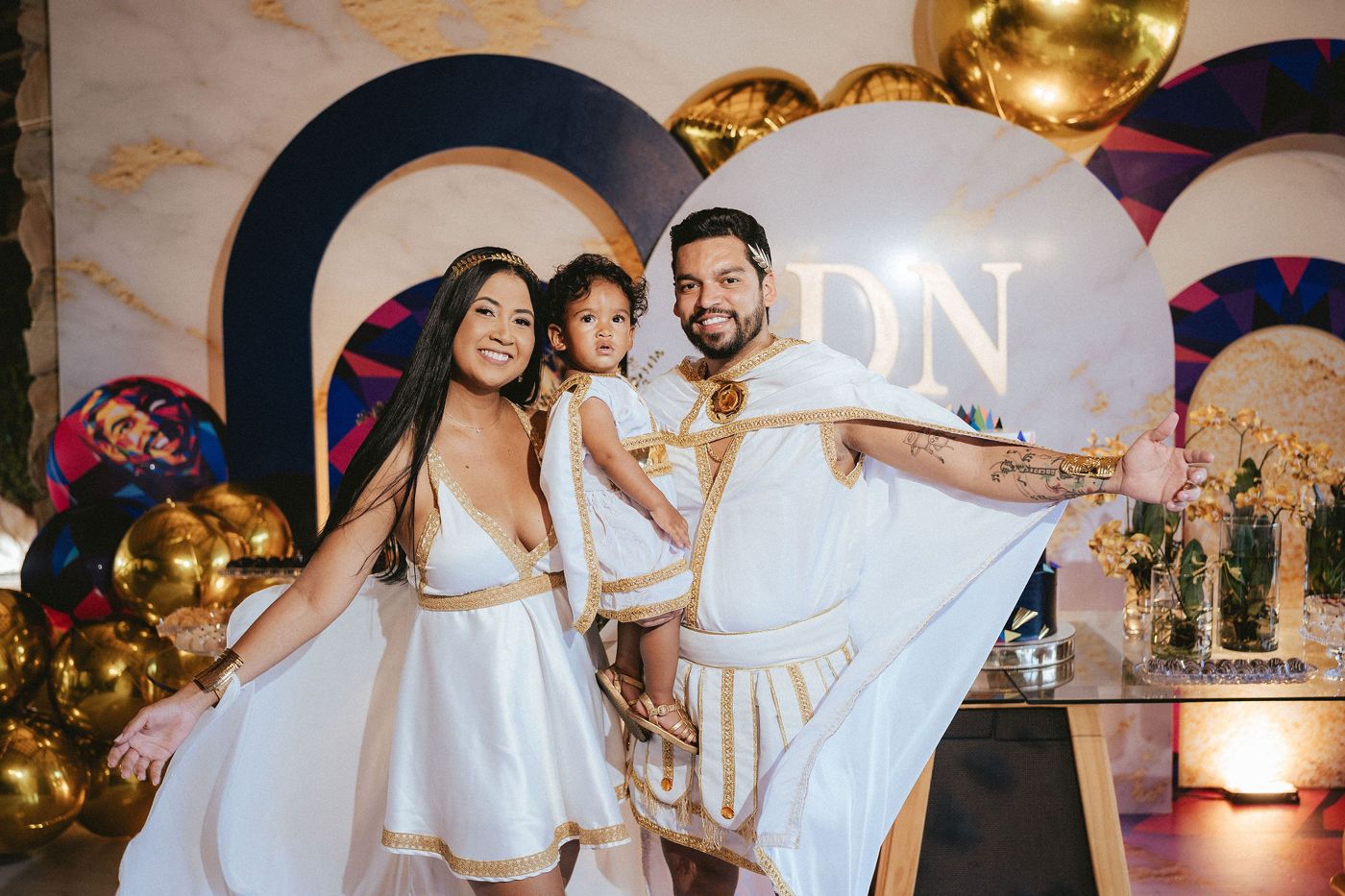 Família com a decoração da festa ao fundo